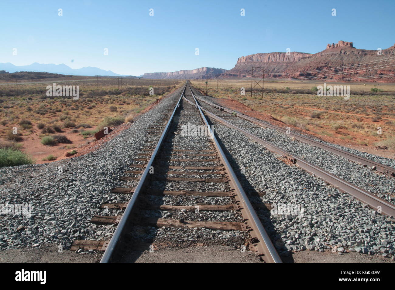 Gleise zu nirgendwo in der westlichen Wüste Landschaft des Colorado, USA. Stockfoto