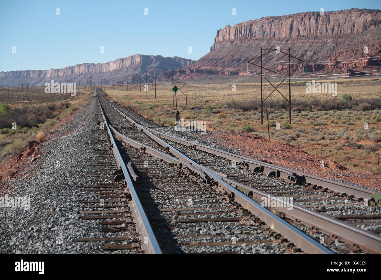 Gleise zu nirgendwo in der westlichen Wüste Landschaft des Colorado, USA. Stockfoto