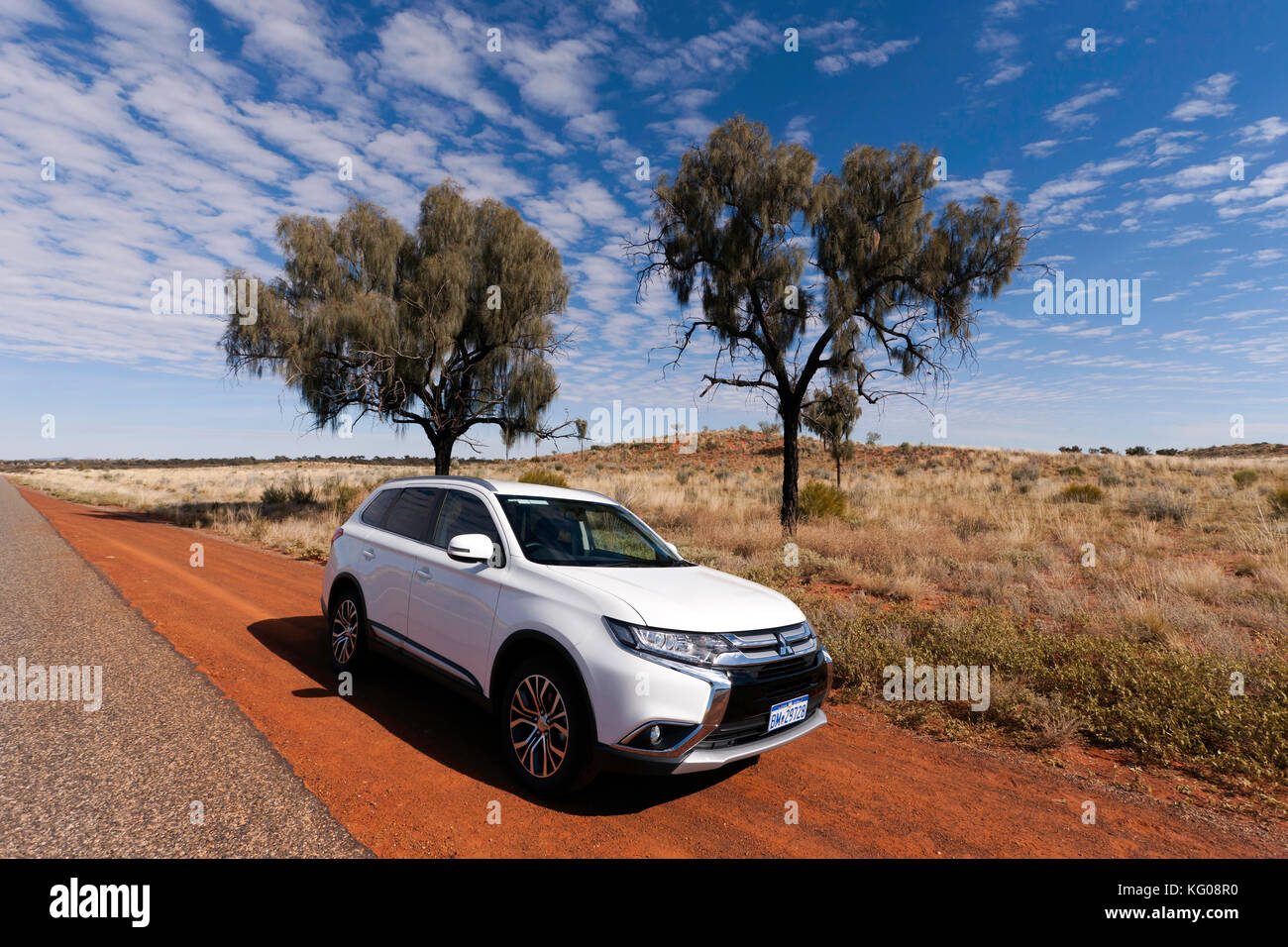 Reisen Sie durch den Uluṟu-Kata Tjuṯa Nationalpark, Northern Territory, Australien in einem Mitsubishi Outlander Stockfoto