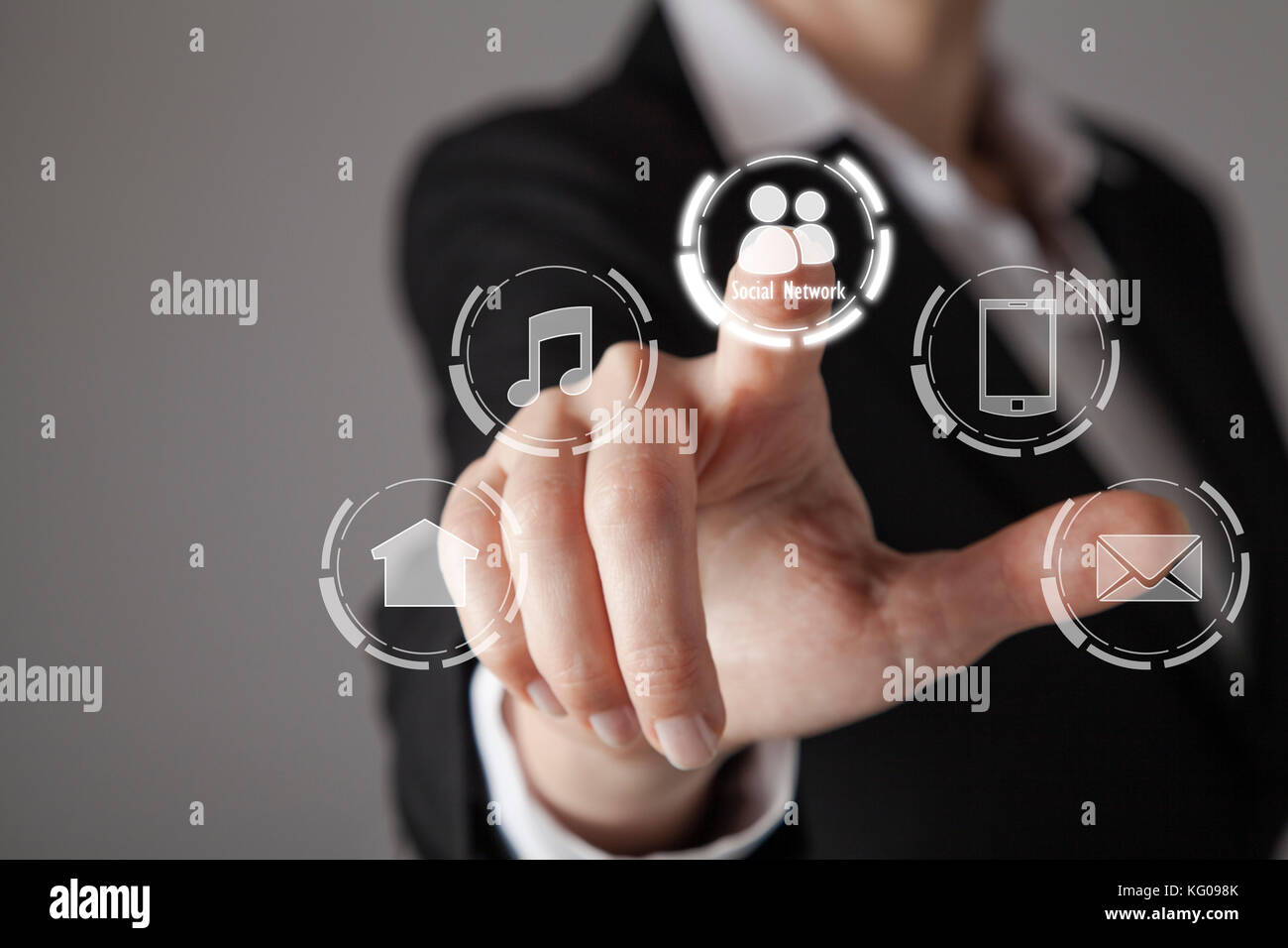 Geschäftsfrau vor Visual Touch Screen. Stockfoto