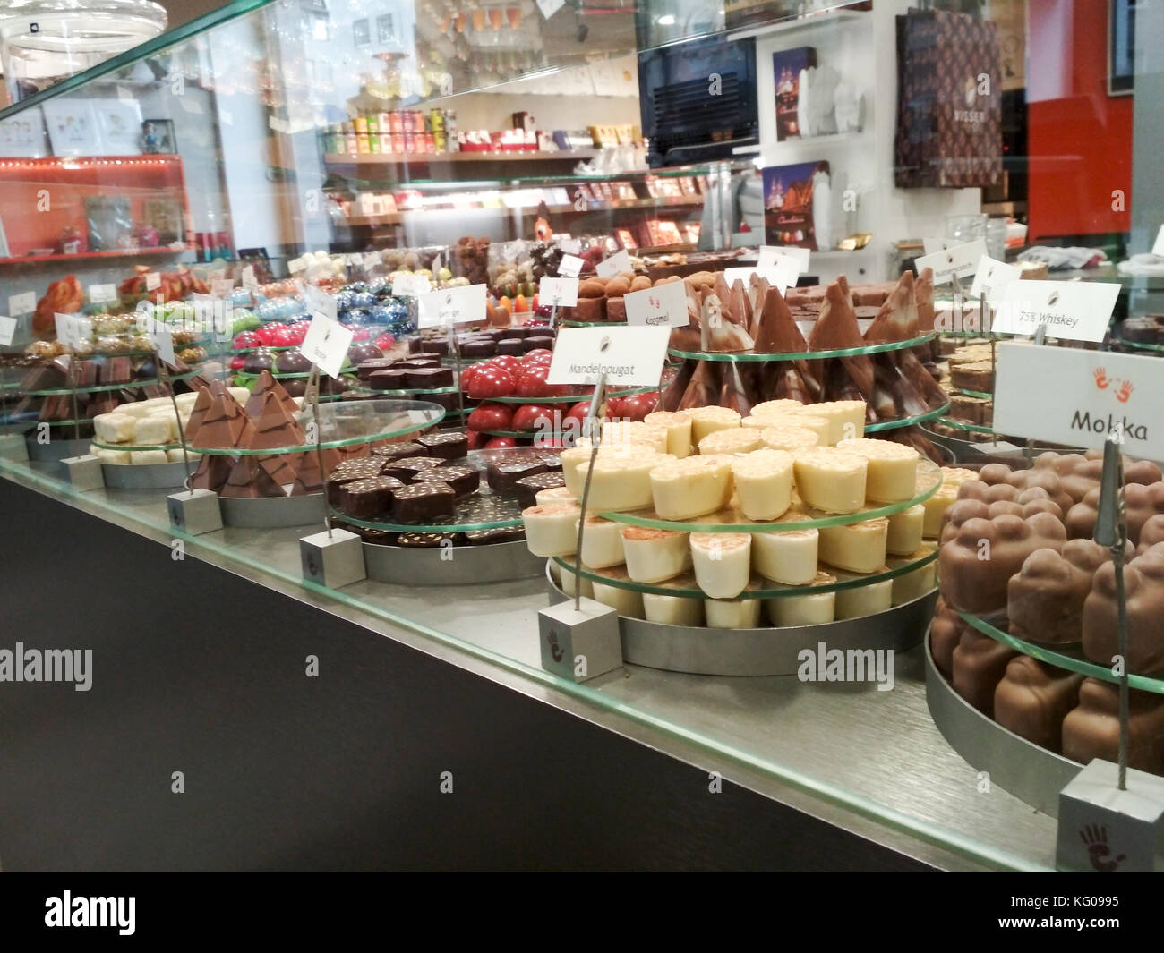 Auswahl der Schokolade in einer Reihe, Shop in Belgien. Stockfoto