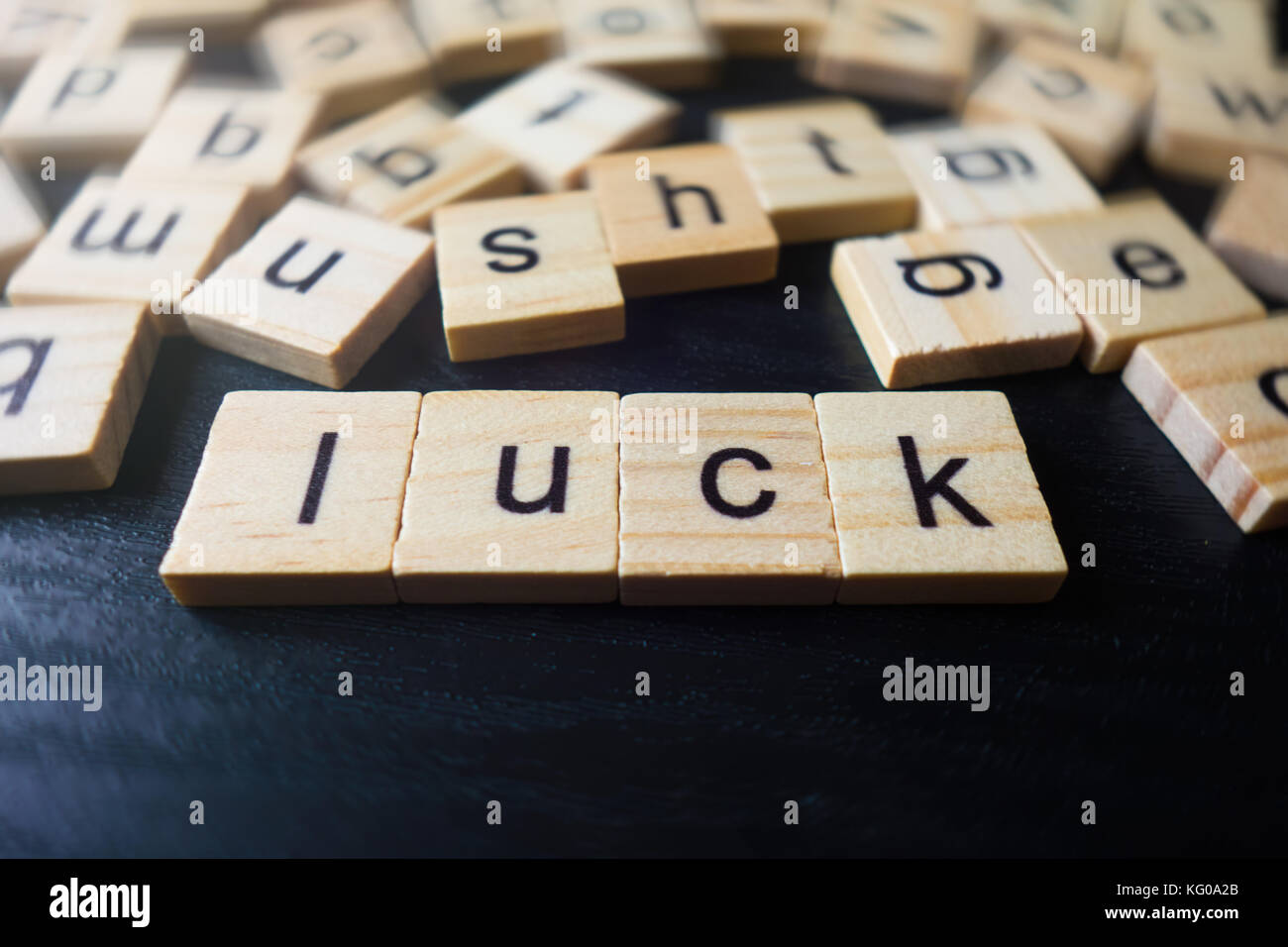 Glück Wort auf Holz Würfel auf Tisch Stockfoto