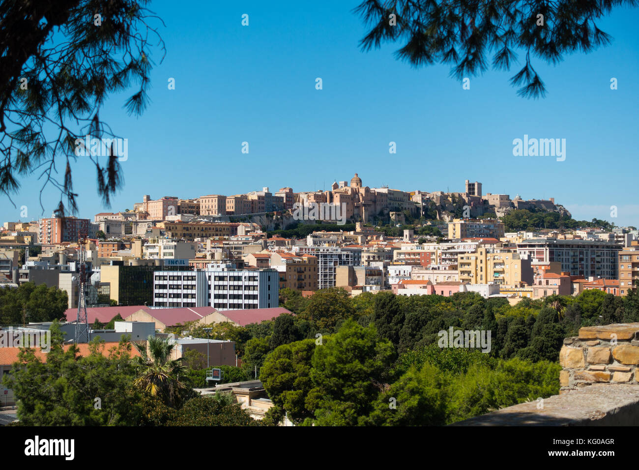 Blick auf die Altstadt und Zitadelle von Cagliari mit Blick auf die moderne Stadt, Sardinien, Italien Stockfoto