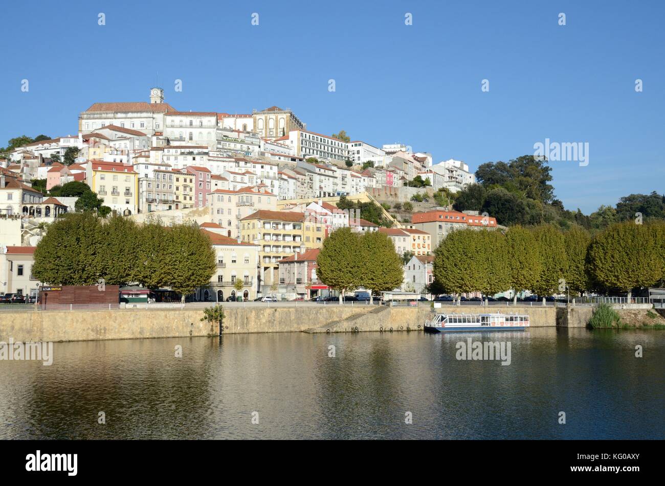 Über Mondego Brücke in Richtung der Stadt Coimbra und die Universität UNESCO Weltkulturerbe Portugal Stockfoto