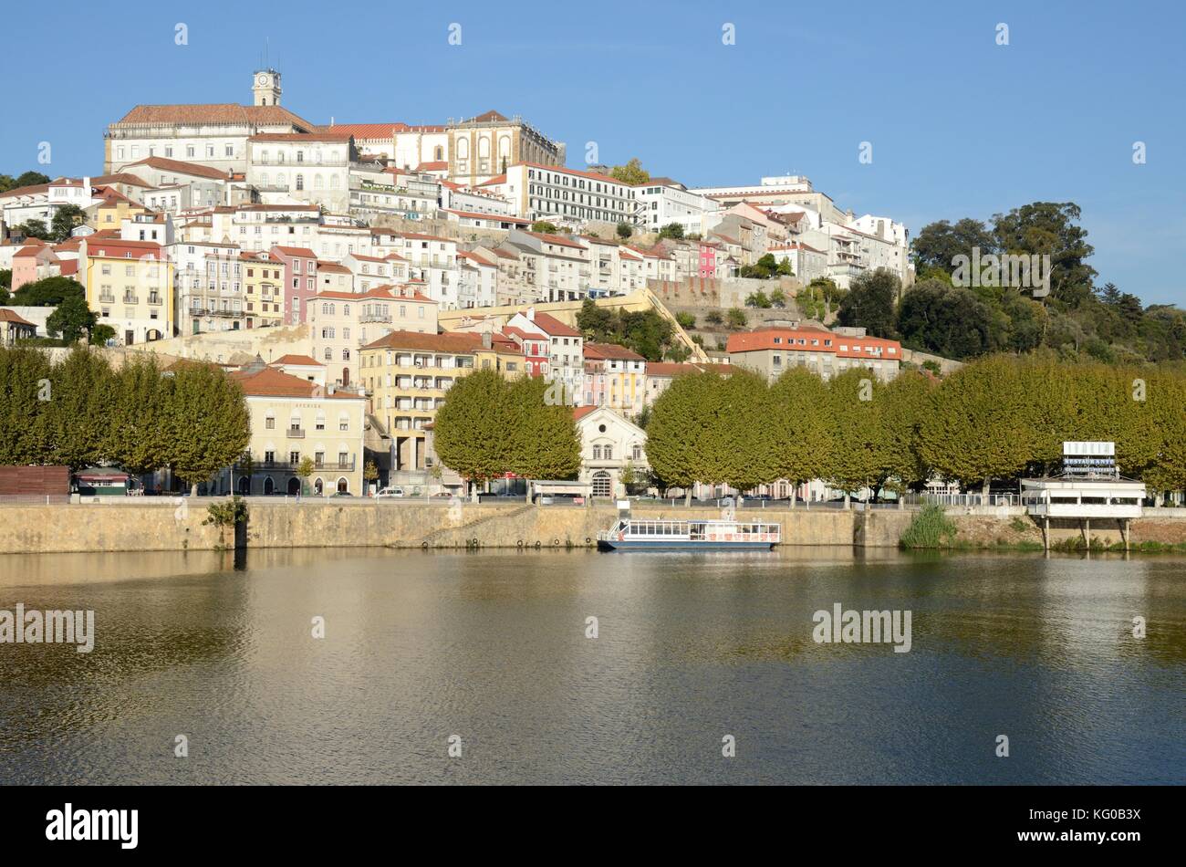 Über Mondego Brücke in Richtung der Stadt Coimbra und die Universität UNESCO Weltkulturerbe Portugal Stockfoto