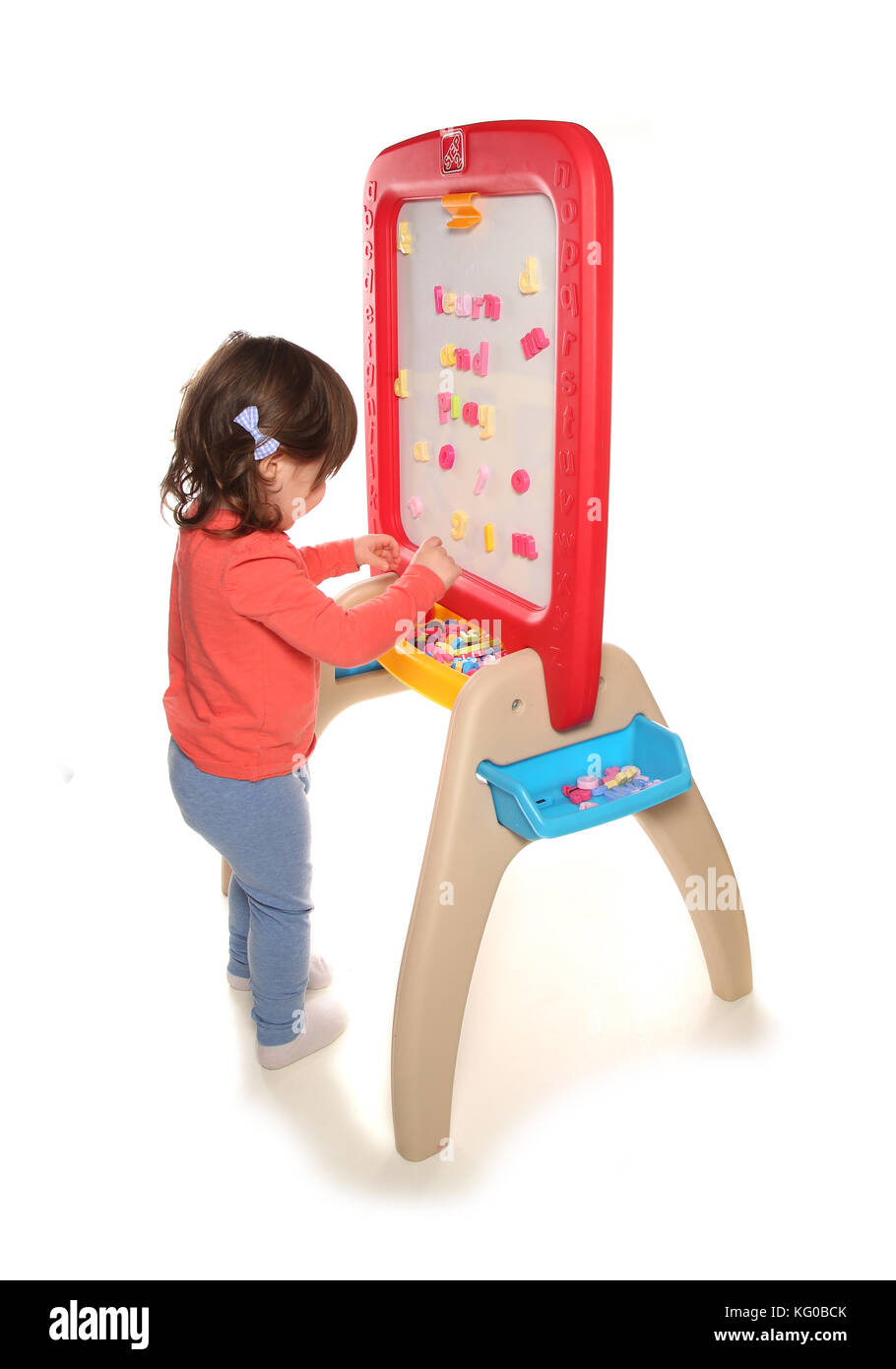 Kleinkind Mädchen spielen mit magnet Board Stockfoto