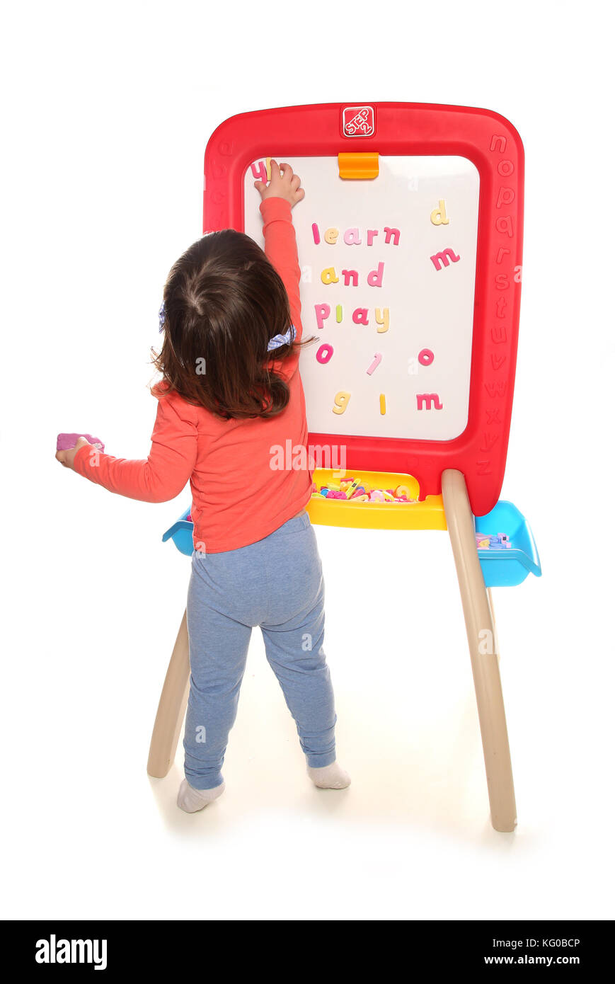 Kleinkind Mädchen spielen mit magnet Board Stockfoto