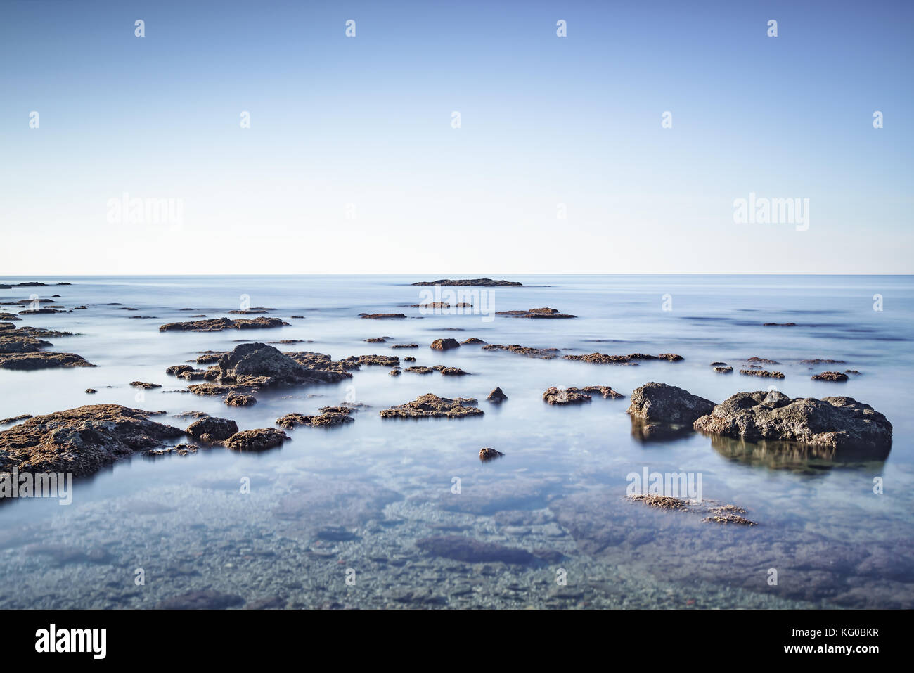Felsen im Meer, Fotos mit langer Belichtungszeit, high key. Castiglioncello, Toskana, Italien Stockfoto