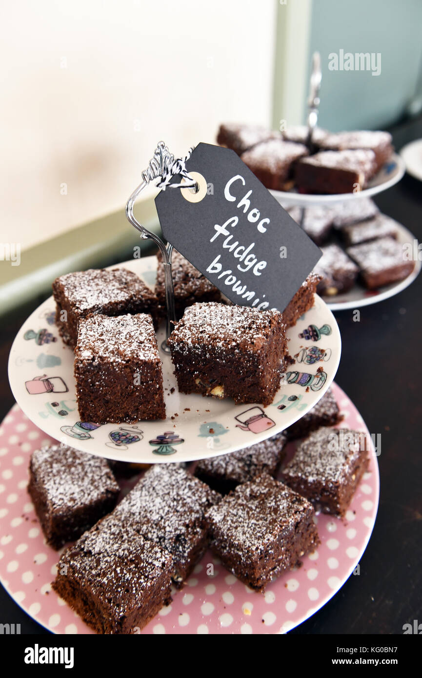 Hausgemachte Schokolade brownies auf einem Kaffee Platte Stockfoto