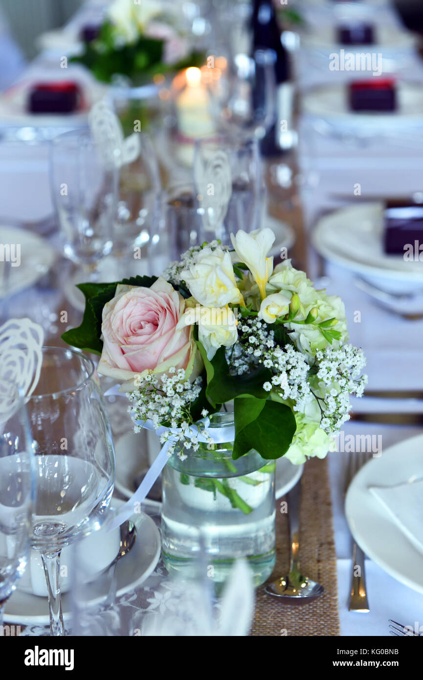 Blütenpracht am Tag der Hochzeit Rezeption uk Stockfoto