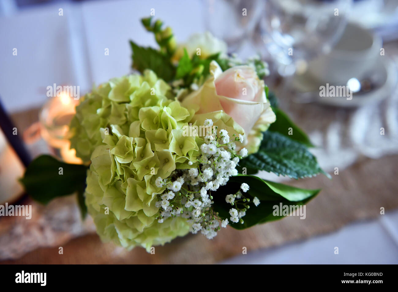 Blütenpracht am Tag der Hochzeit Rezeption uk Stockfoto