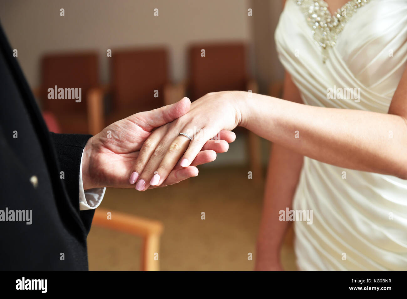 Paar exchange Trauringe am Tag ihrer Hochzeit Stockfoto