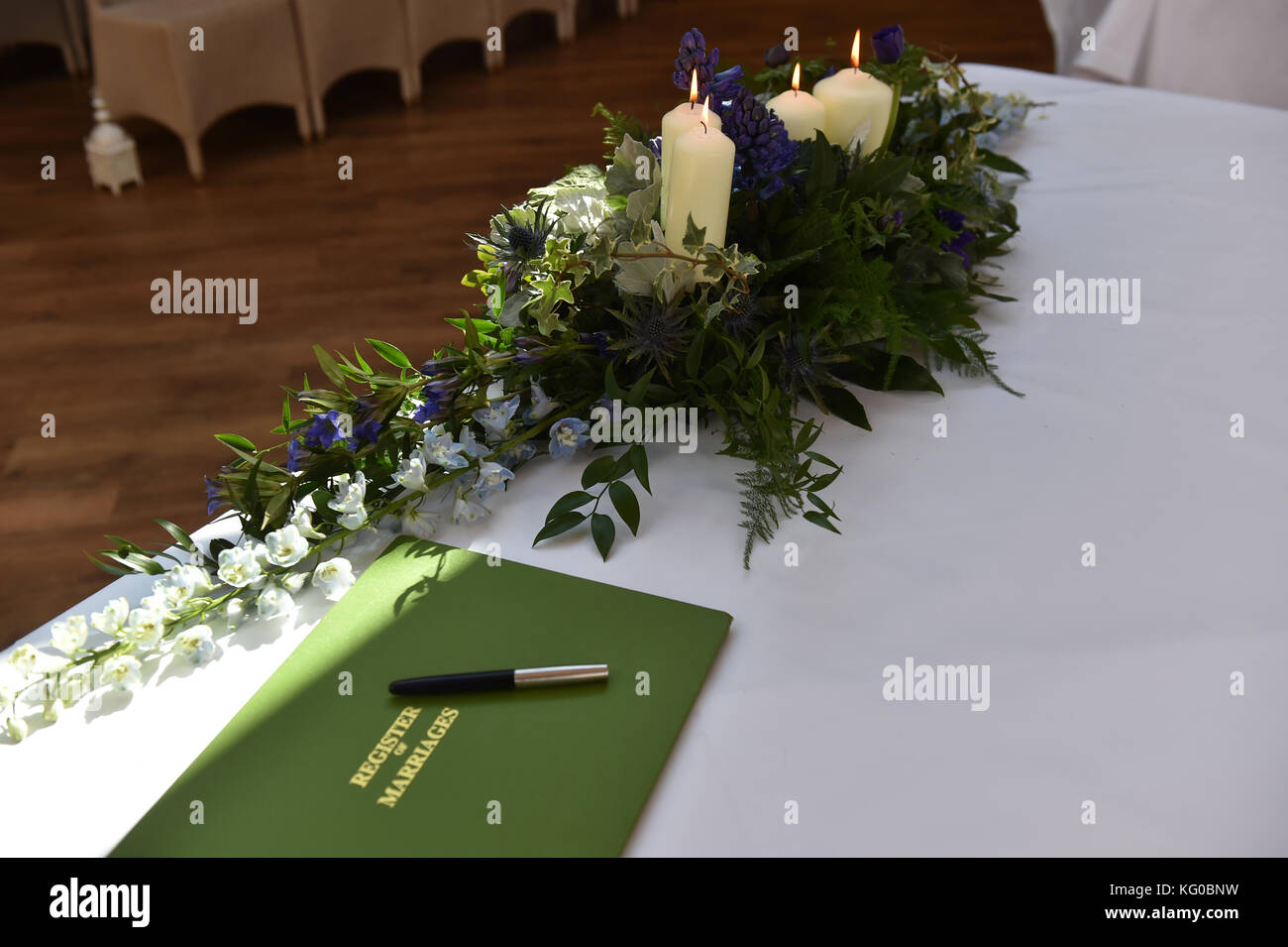 Hochzeit Blumen und Registrieren der Eheschließungen am Tag der Hochzeit Zeremonie uk Stockfoto
