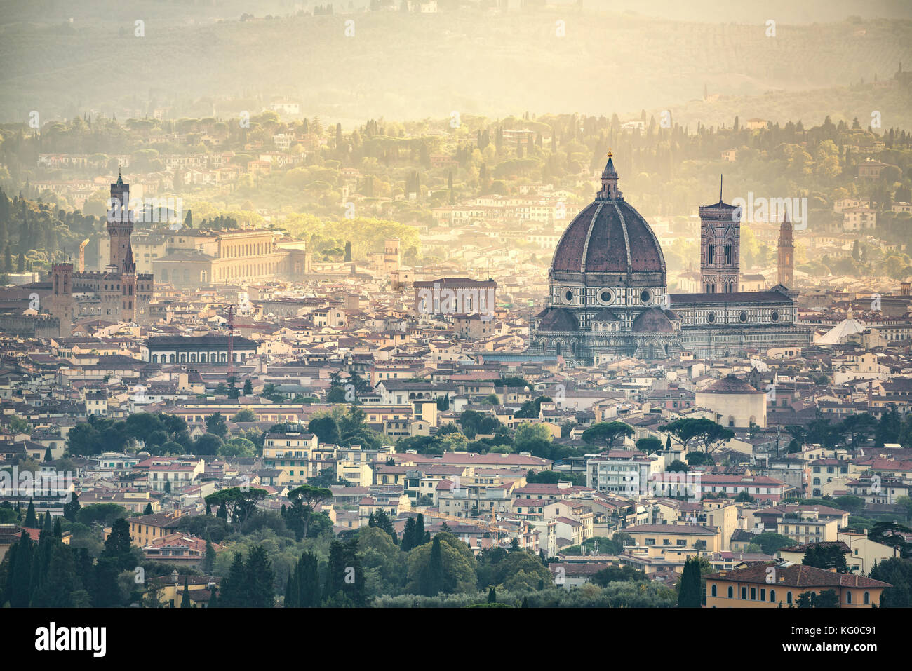 Florenz oder Firenze Antenne foggy Stadtbild. panorama Blick von fiesole Hügel. Palazzo Vecchio und den Duomo. der Toskana, Italien Stockfoto