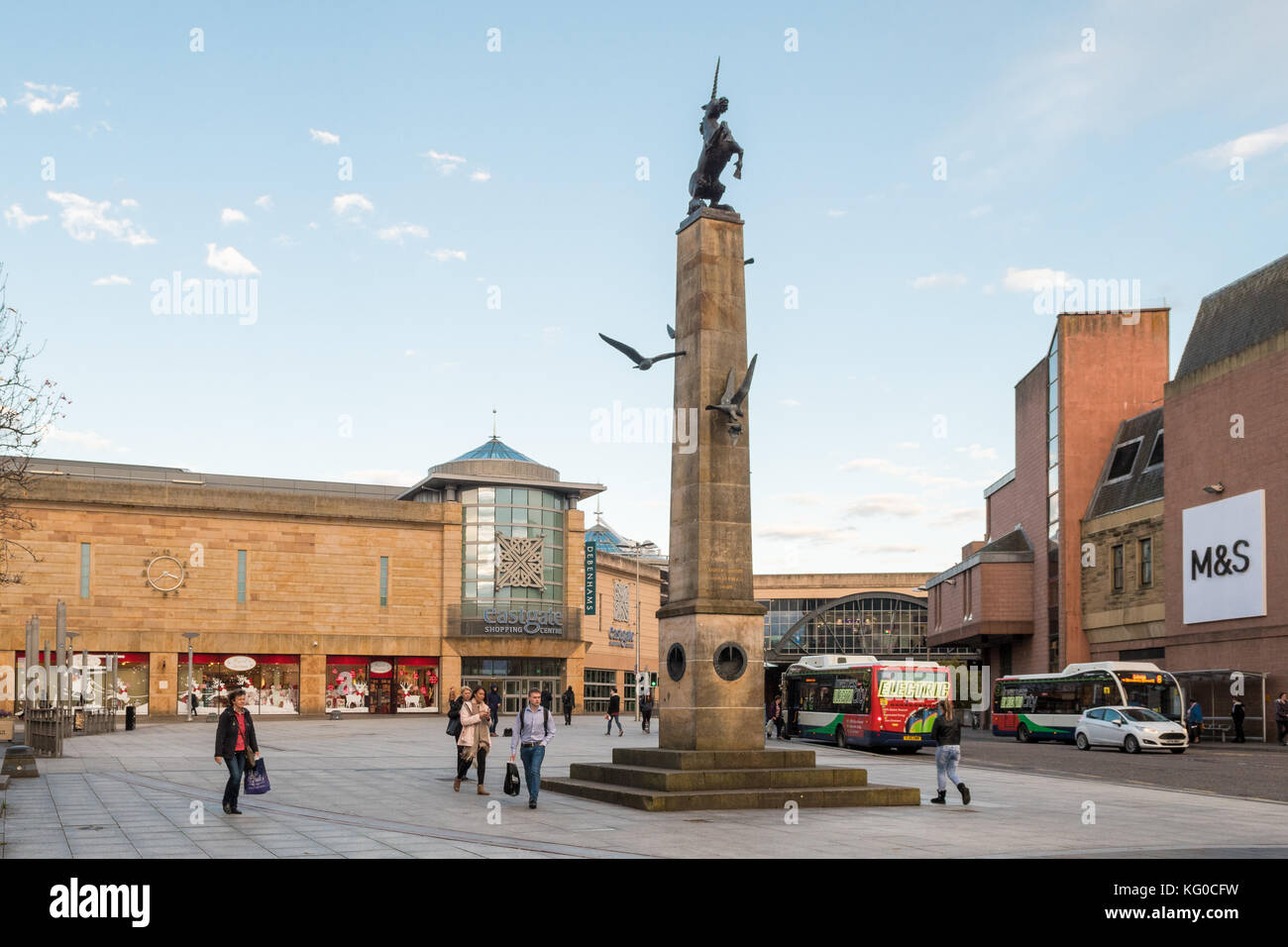 Falcon Square Mercat Cross and Eastgate Shopping Centre, Inverness, Schottland, Großbritannien Stockfoto