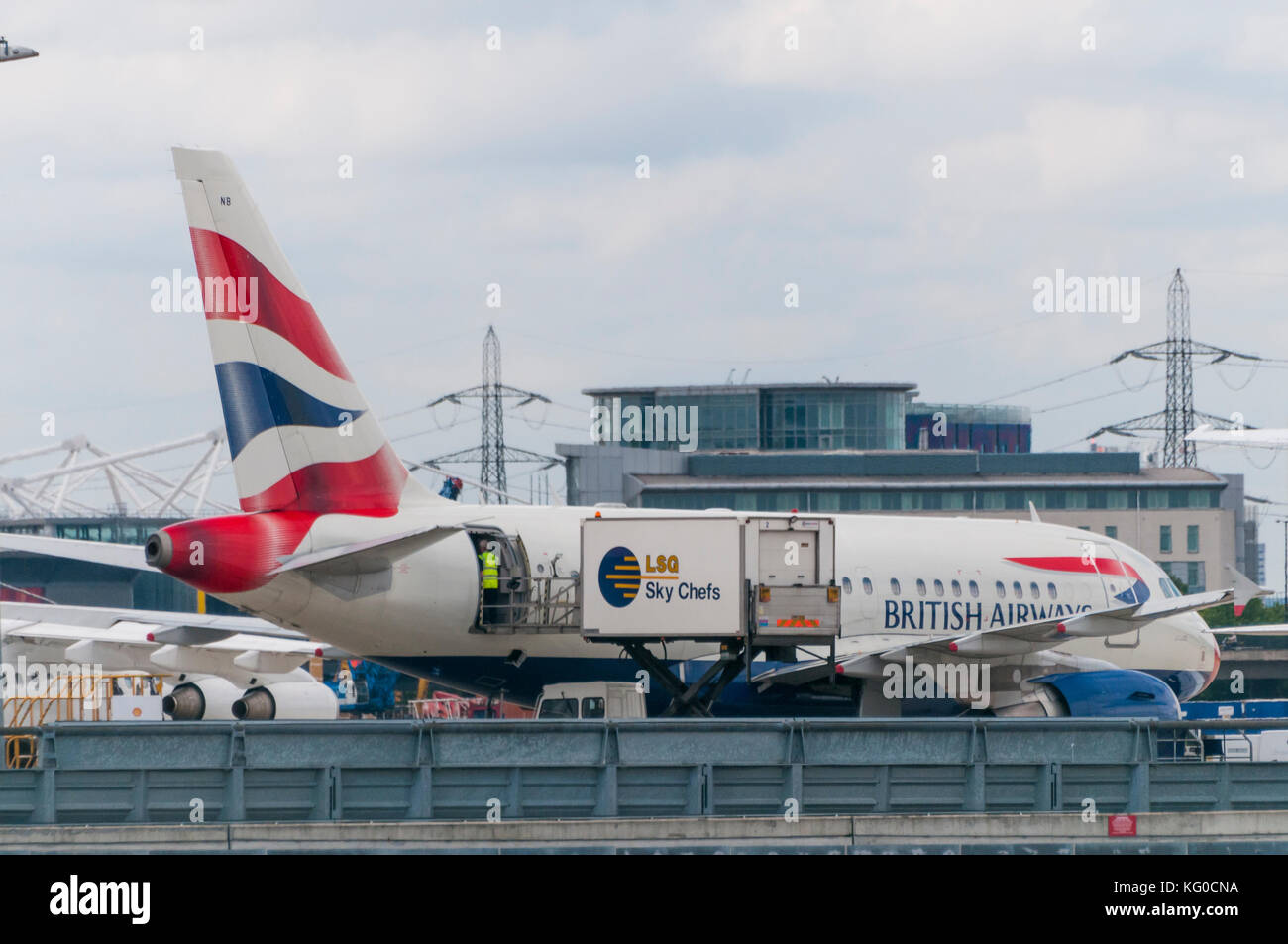 LONDON, GROSSBRITANNIEN - 02 AUGUST, 2013 ein britisches Flugzeug Airways laden Catering vor dem Abheben in London City Airport Stockfoto