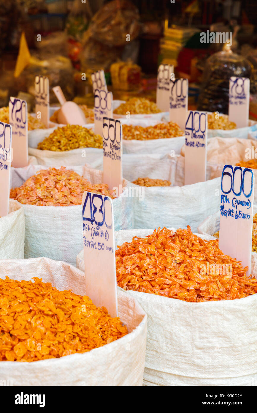 Stapel von verschiedenen getrockneten Garnelen mit Preis für den Verkauf am lokalen Markt in Bangkok. Stockfoto