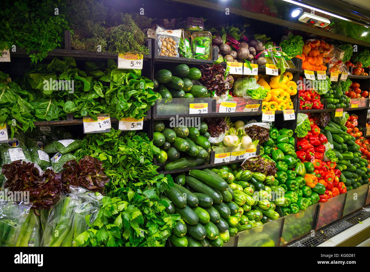 Lose Gemüse in den Regalen der Supermärkte in Madeira, Portugal Stockfoto