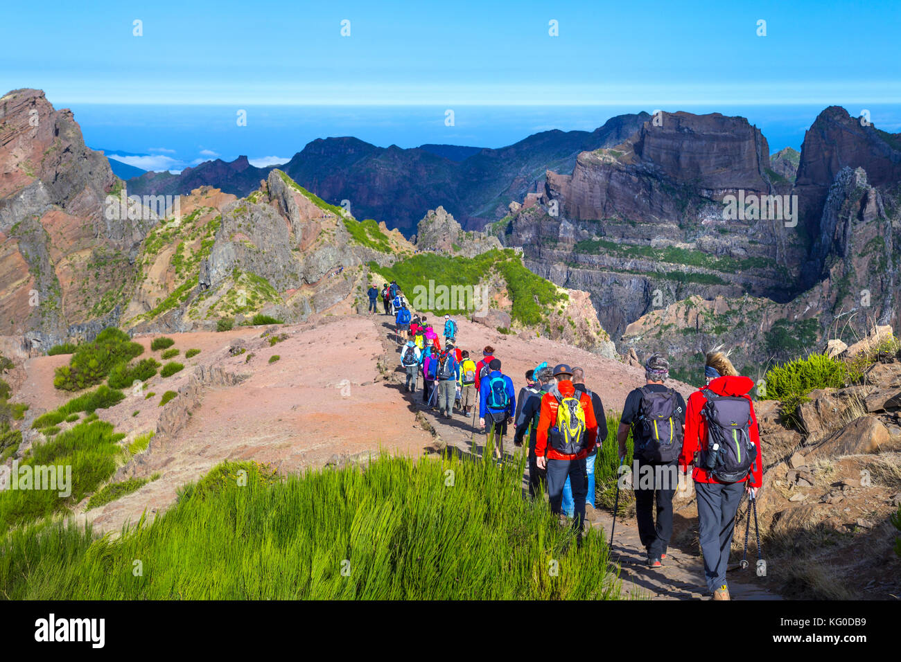 Eine Gruppe von Wanderern, die vom Pico do Arieiro auf den Weg zum Pico Ruivo, dem höchsten Gipfel von Madeira, Portugal, starten Stockfoto