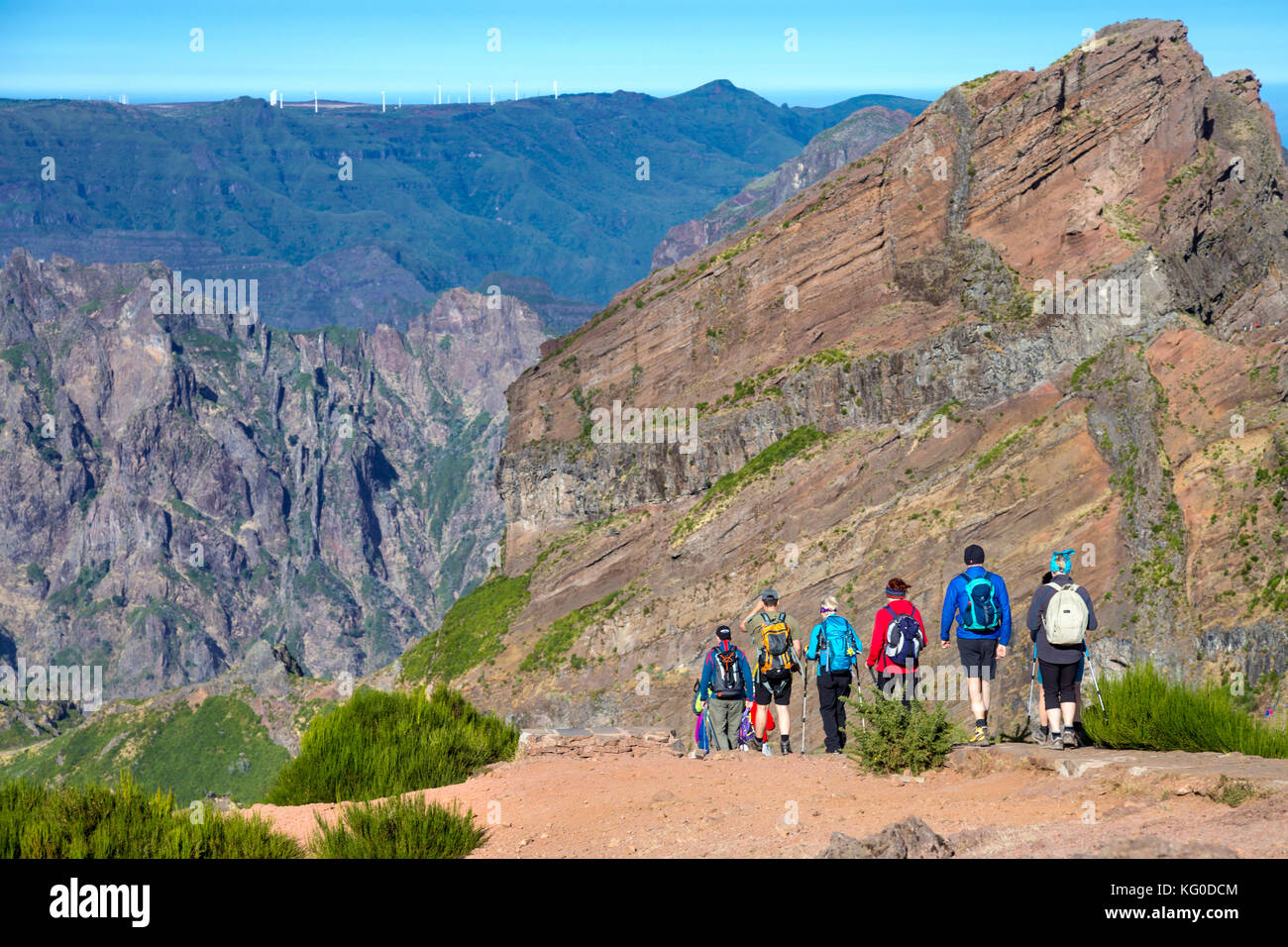 Wanderer vom Pico Do Arieiro auf der Spur in Richtung Pico Ruivo - der höchste Berg in Madeira, Portugal Stockfoto