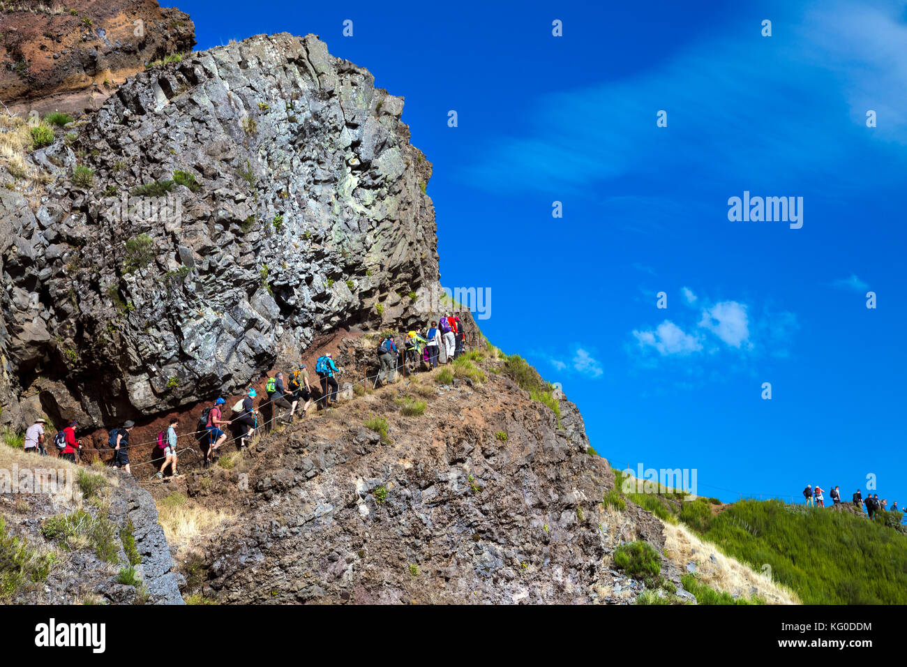 Wanderer auf dem Weg zum Pico Ruivo - höchste Gipfel auf Madeira, Portugal Stockfoto