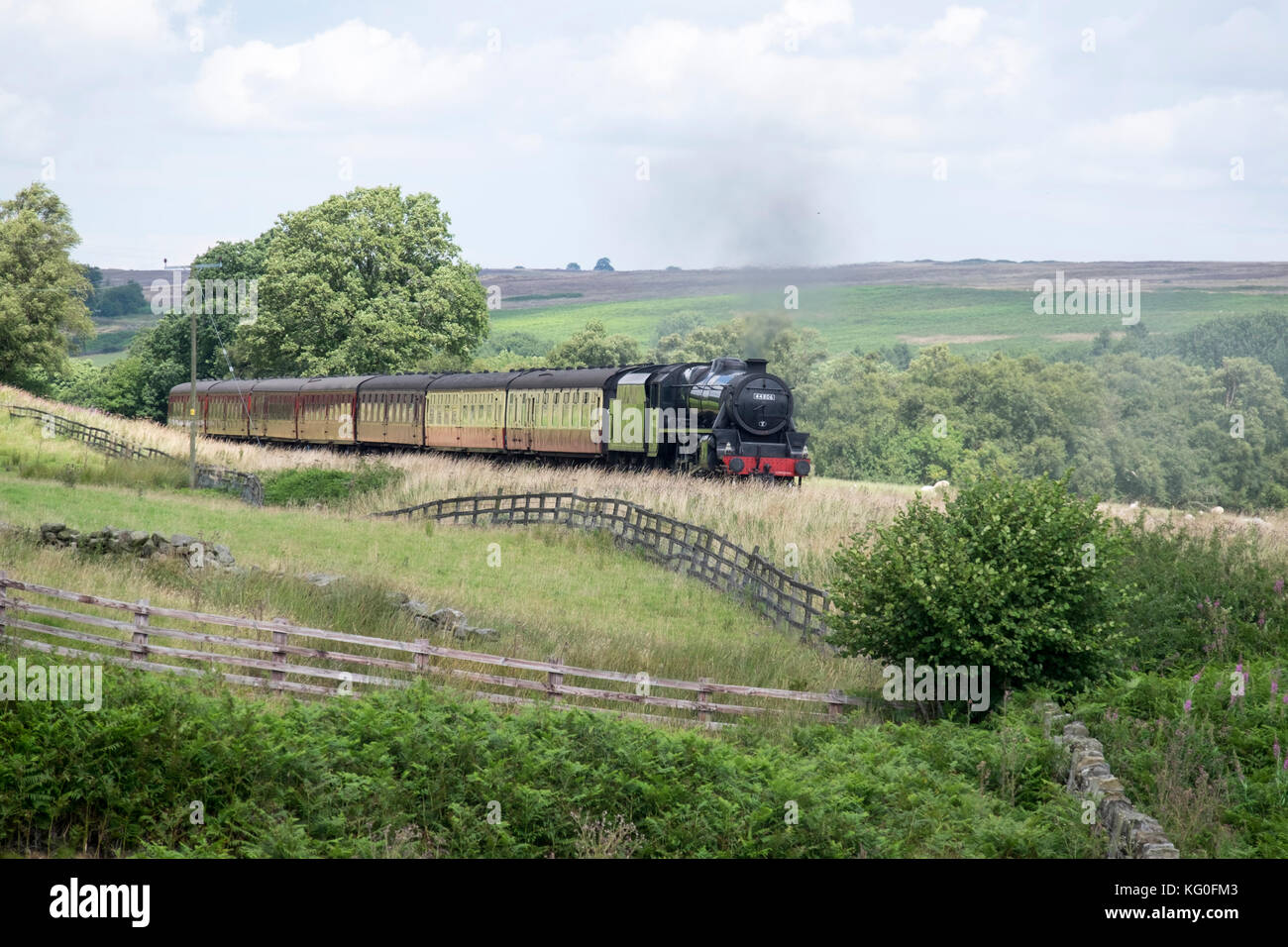 44806 zieht der Passagierverkehr auf der North Yorkshire Moors Railway Stockfoto