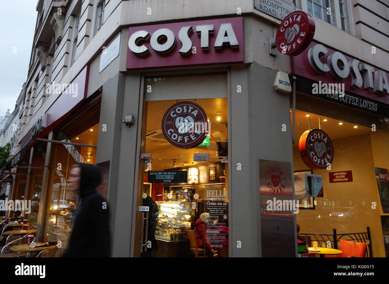 Costa Kaffee auf die Brompton Road, Nightsbridge, London, England Stockfoto