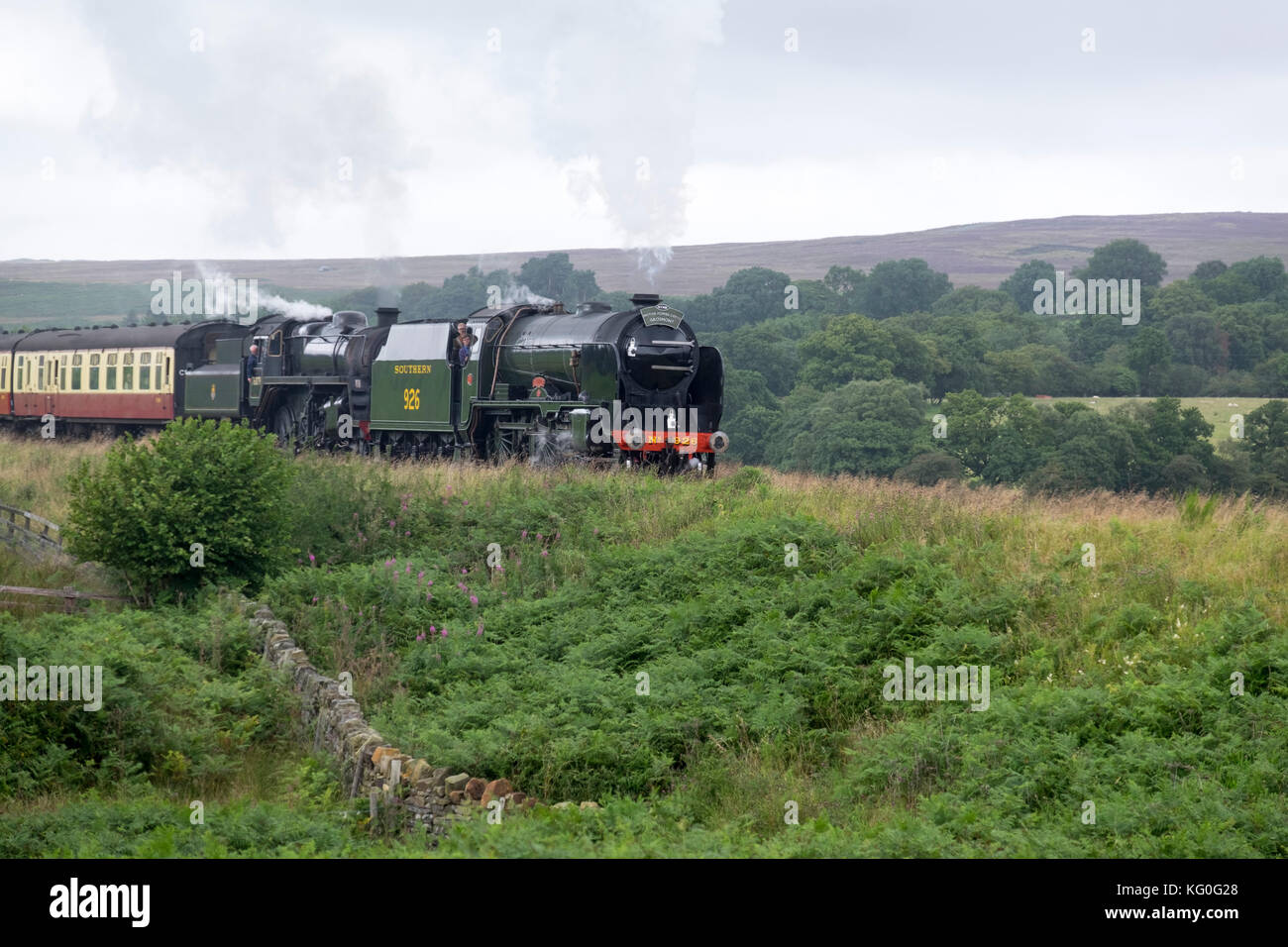 Double headed Dampfzug Personenzug zieht an der North Yorkshire Moors Railway Stockfoto
