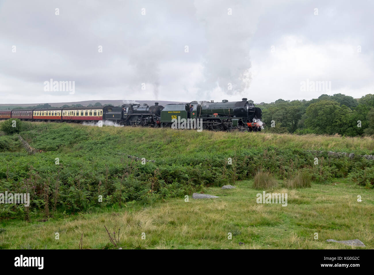 Double headed Dampfzug Personenzug zieht an der North Yorkshire Moors Railway Stockfoto