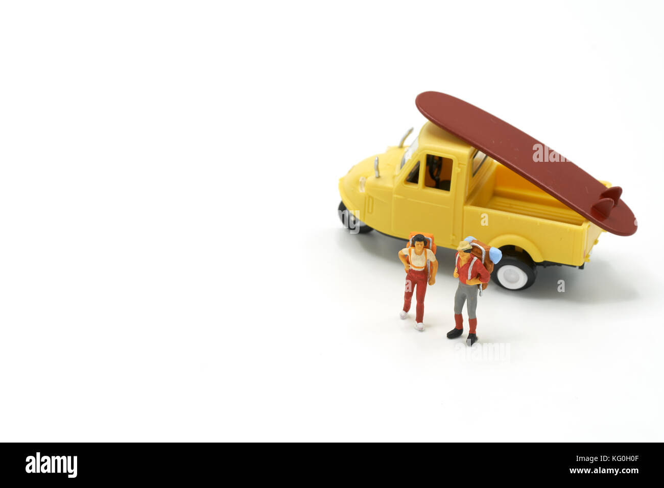 Miniatur 2 Menschen stehen mit spielzeugauto Modell als Hintergrund Travel Concept mit kopieren. Stockfoto