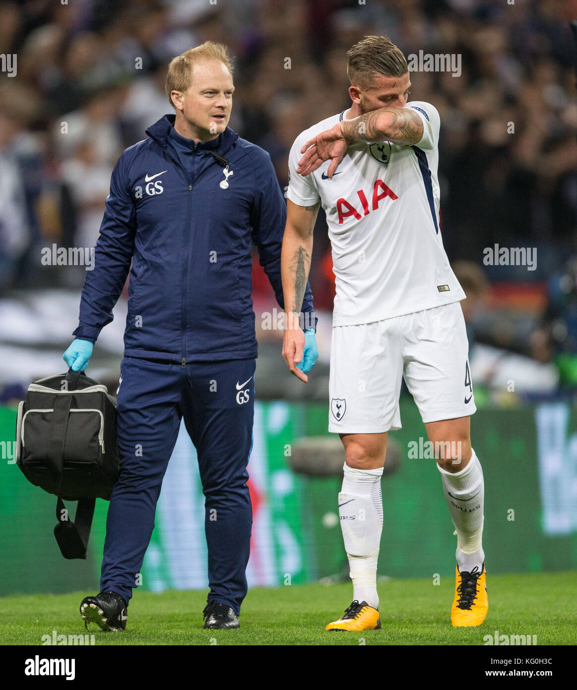 Sporne physio Geoff scott Spaziergänge der verletzte Toby alderweireld der  Sporen während der UEFA Champions League Match zwischen den Tottenham  Hotspur und r Stockfotografie - Alamy