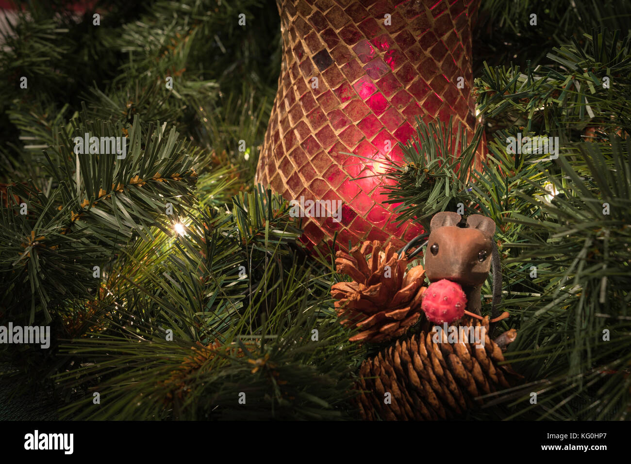 Weihnachten grün Display mit rot Kerzenhalter, Tannenzapfen und kleine hölzerne Maus Stockfoto