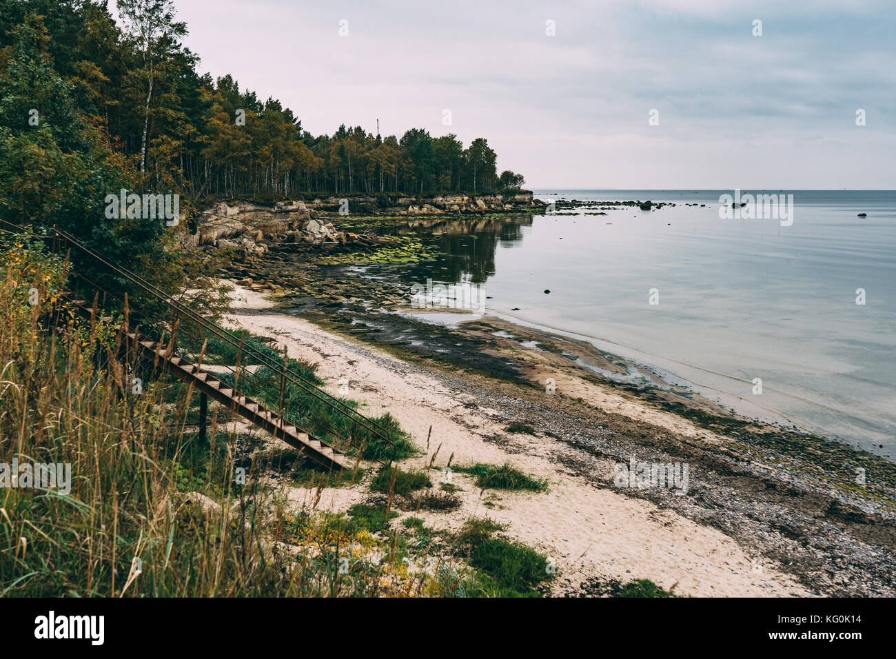 Ostsee Küste mit Felsen und Steinen. von oben betrachten, getönten Bild Stockfoto
