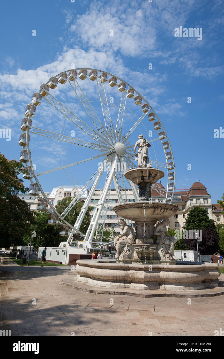 Ungarn, Budapest, Riesenrad namens Budapest Auge und Danubius Brunnen auf Elizabeth Square (Erzsébet tér). Stockfoto