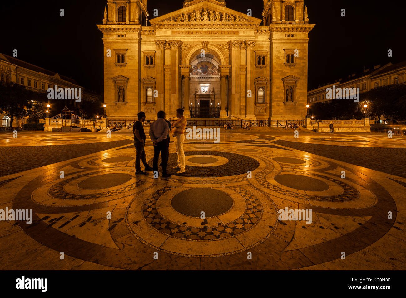 Die St.-Stephans-Basilika und Square in Budapest bei Nacht, Ungarn, neoklassischen Stil Wahrzeichen der Stadt Stockfoto