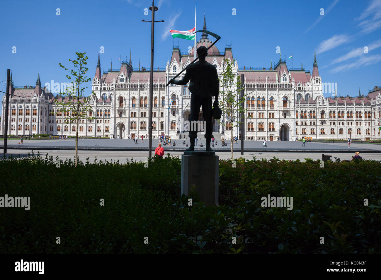 Ungarn, Budapest, ungarischen Parlament mit Statue Silhouette eines Bauern mit der Sense vor Ministerium für Landwirtschaft Stockfoto
