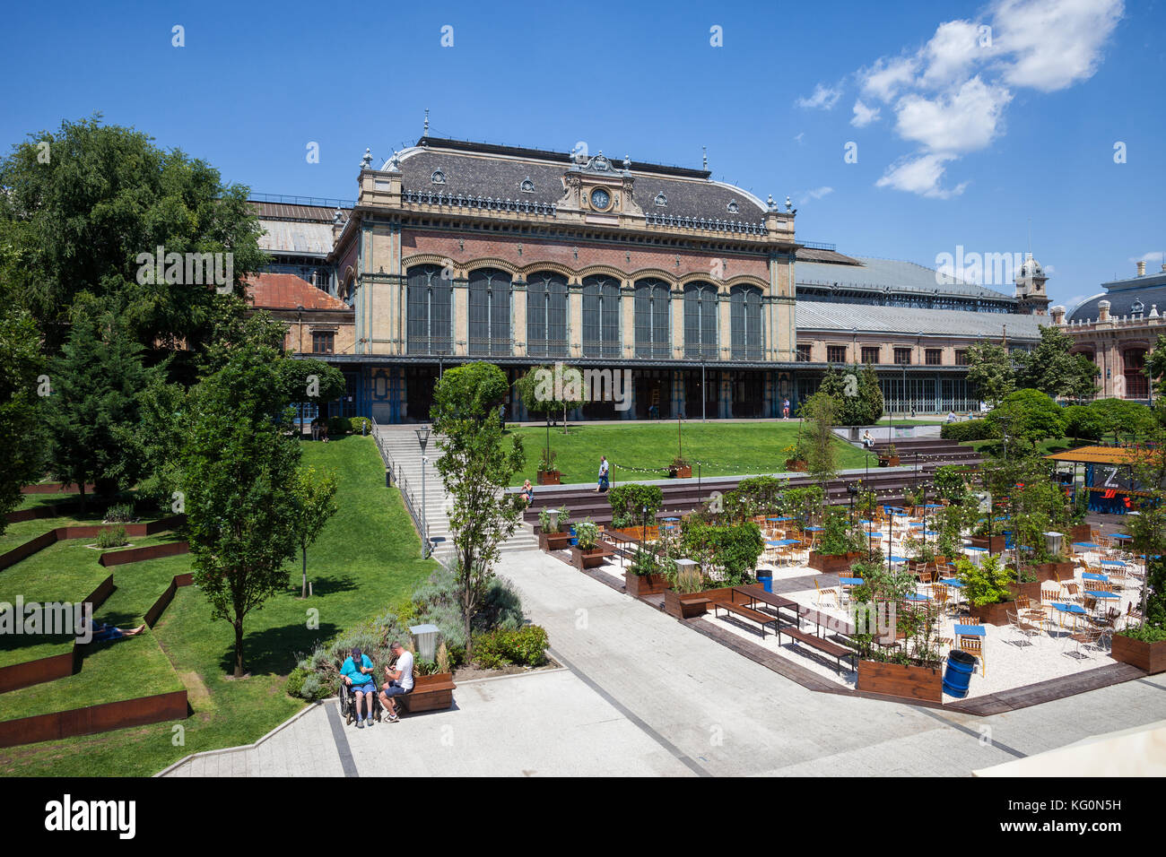 Ungarn, Budapest, Eiffel Kert Gemeinschaftsgarten und Nyugati Bahnhof Stockfoto