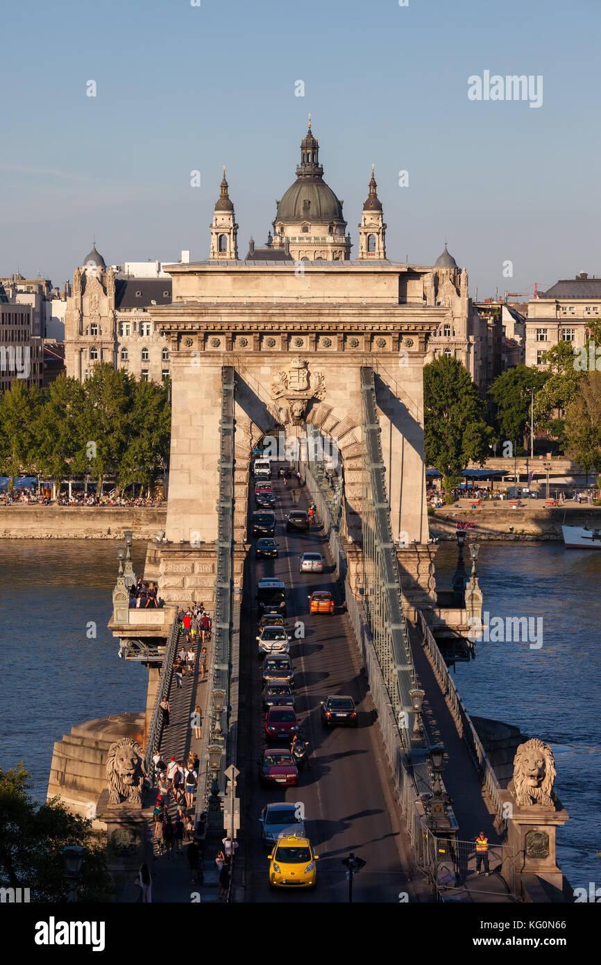 Straße Széchenyi Kettenbrücke über die Donau, Stadt verkehr in Budapest, Ungarn Stockfoto