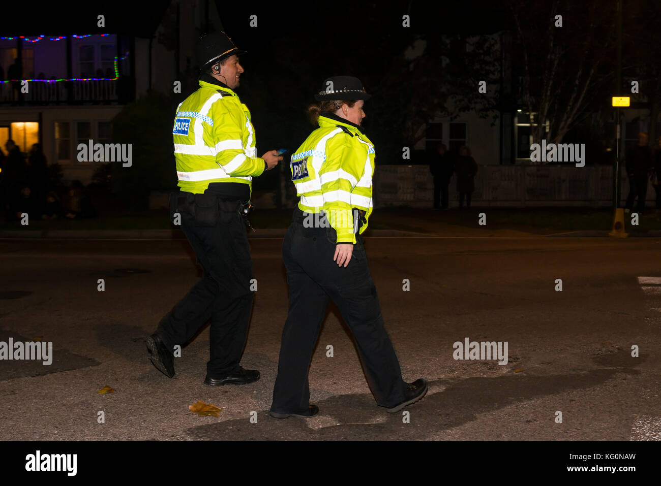Zwei Polizisten patrouillieren bei einem nächtlichen Ereignis in Großbritannien. Stockfoto