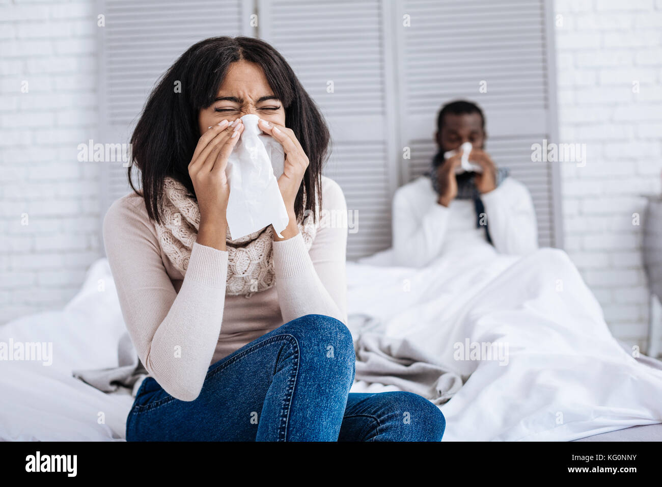 Angenehme junge Menschen heilen die Grippe Stockfoto