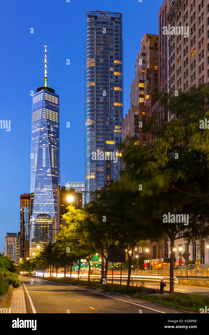 Das One World Trade Center und das neu errichtete 50 West Wolkenkratzer von der West Street in der Dämmerung. Manhattan Lower Manhattan, New York City Stockfoto