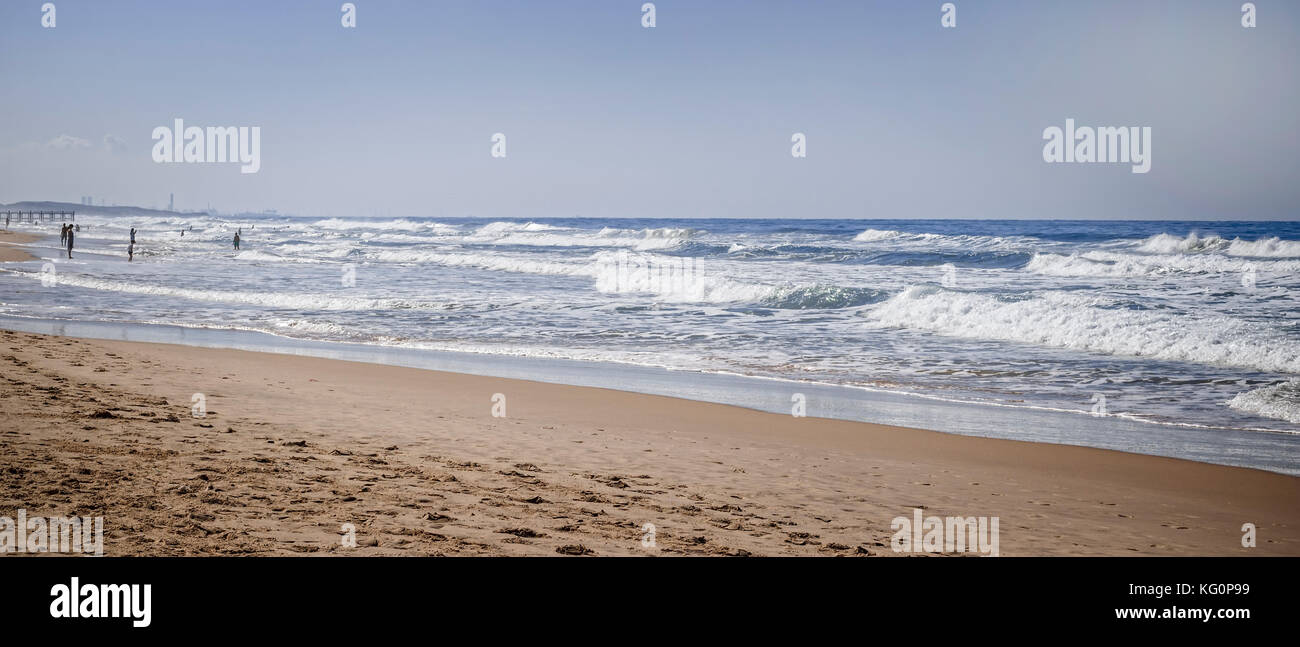 Stadt Strand im Herbst, Sand, schäumenden Wellen Stockfoto