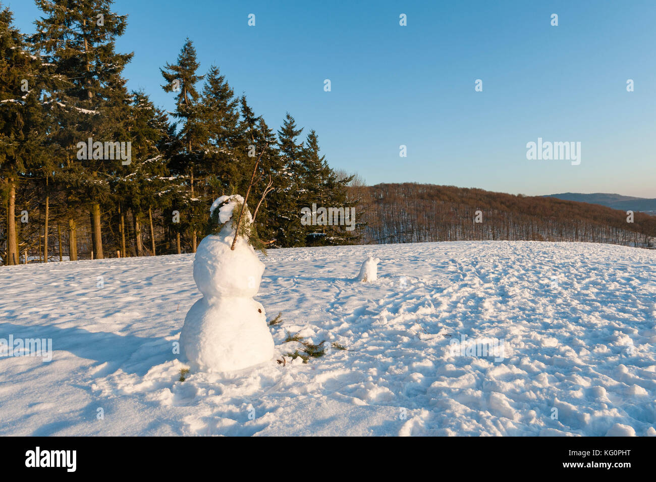 UK. Winter an der walisischen Grenze. Ein Schneemann in der Landschaft Stockfoto