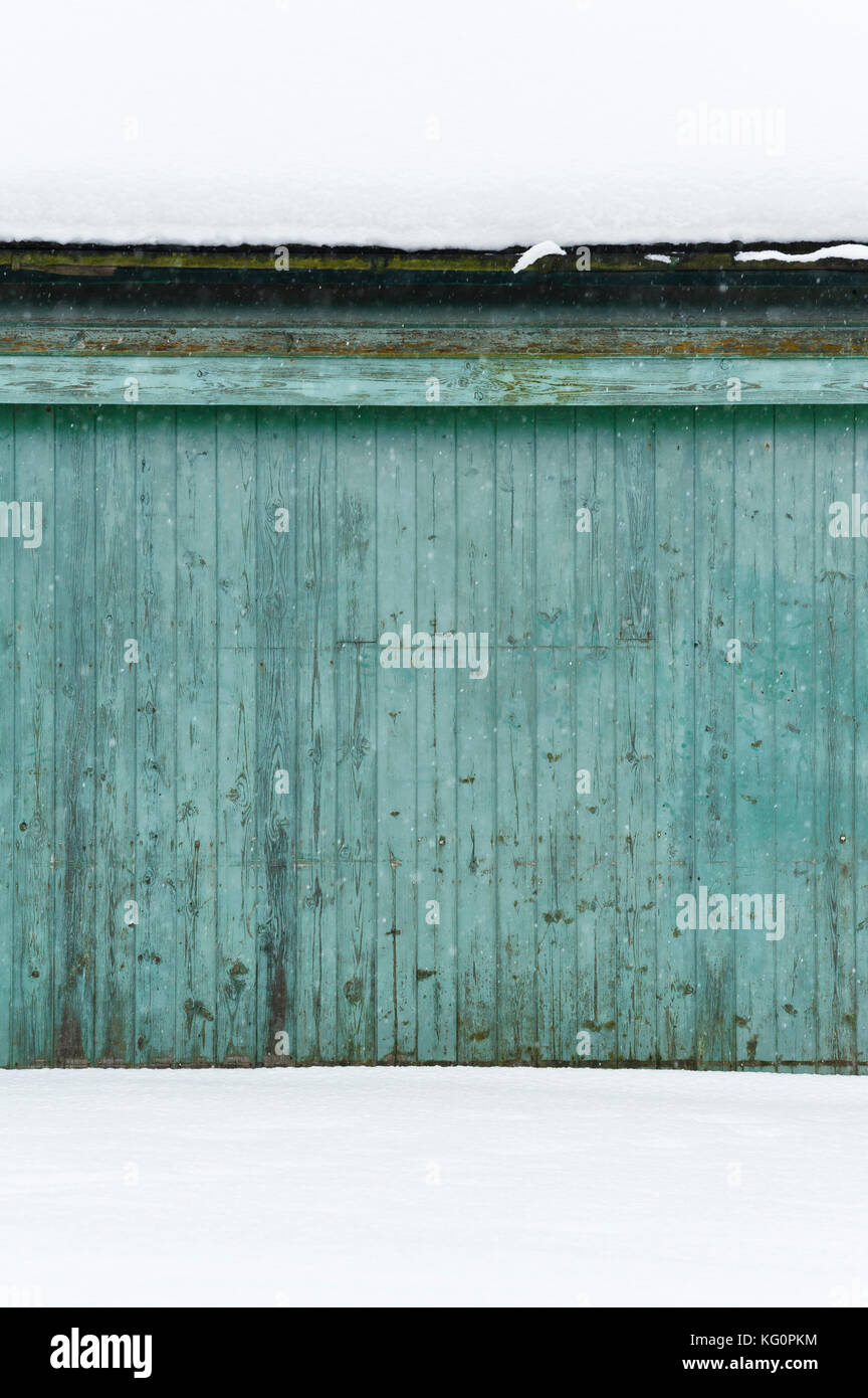 UK. Winter an der walisischen Grenze. Eine blau lackierte Tür bietet einen Hauch von Farbe Stockfoto