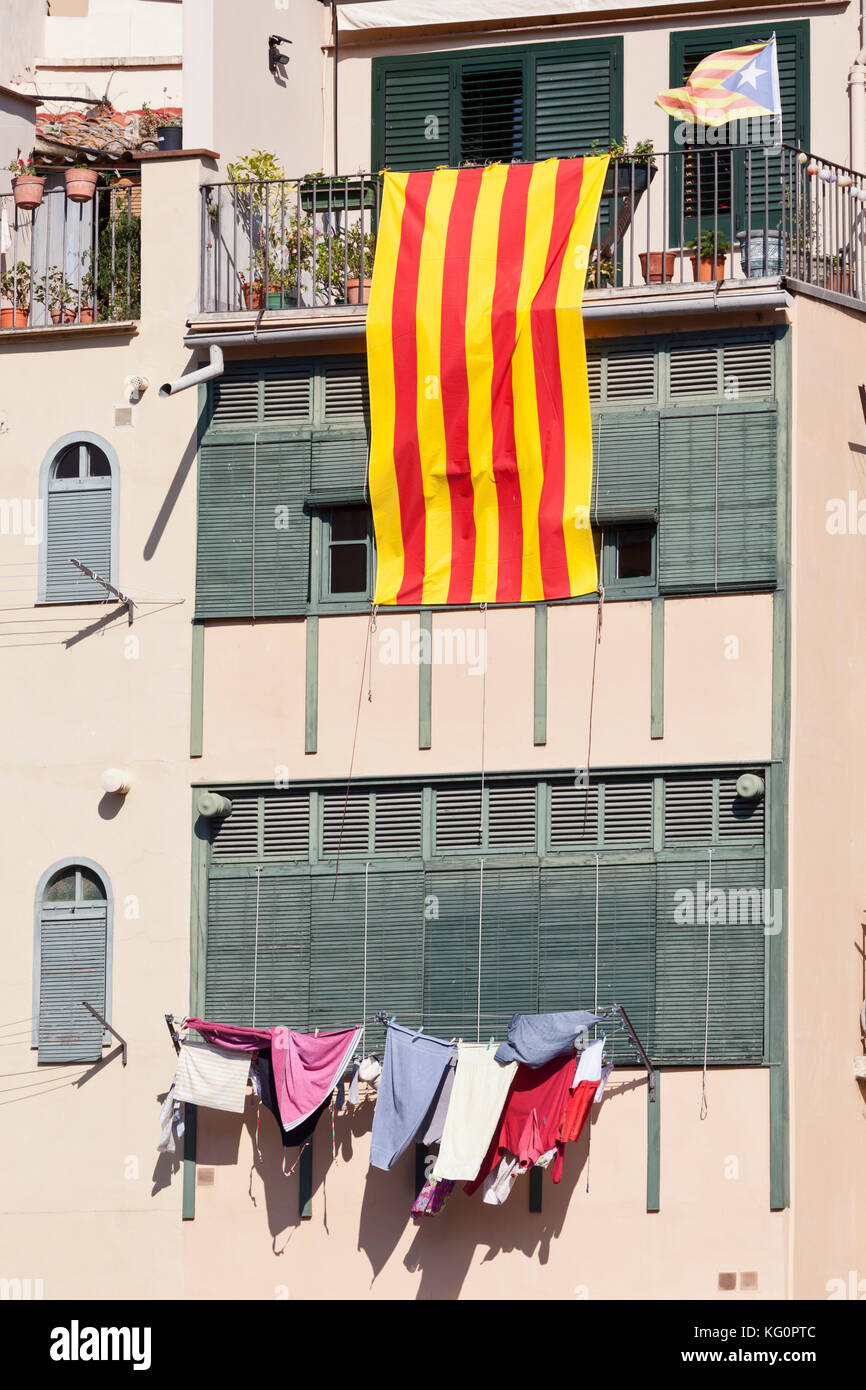 Die Flagge von Katalonien Vorhänge in einem traditionellen Wohnhaus in Girona, Katalonien, Spanien. Stockfoto