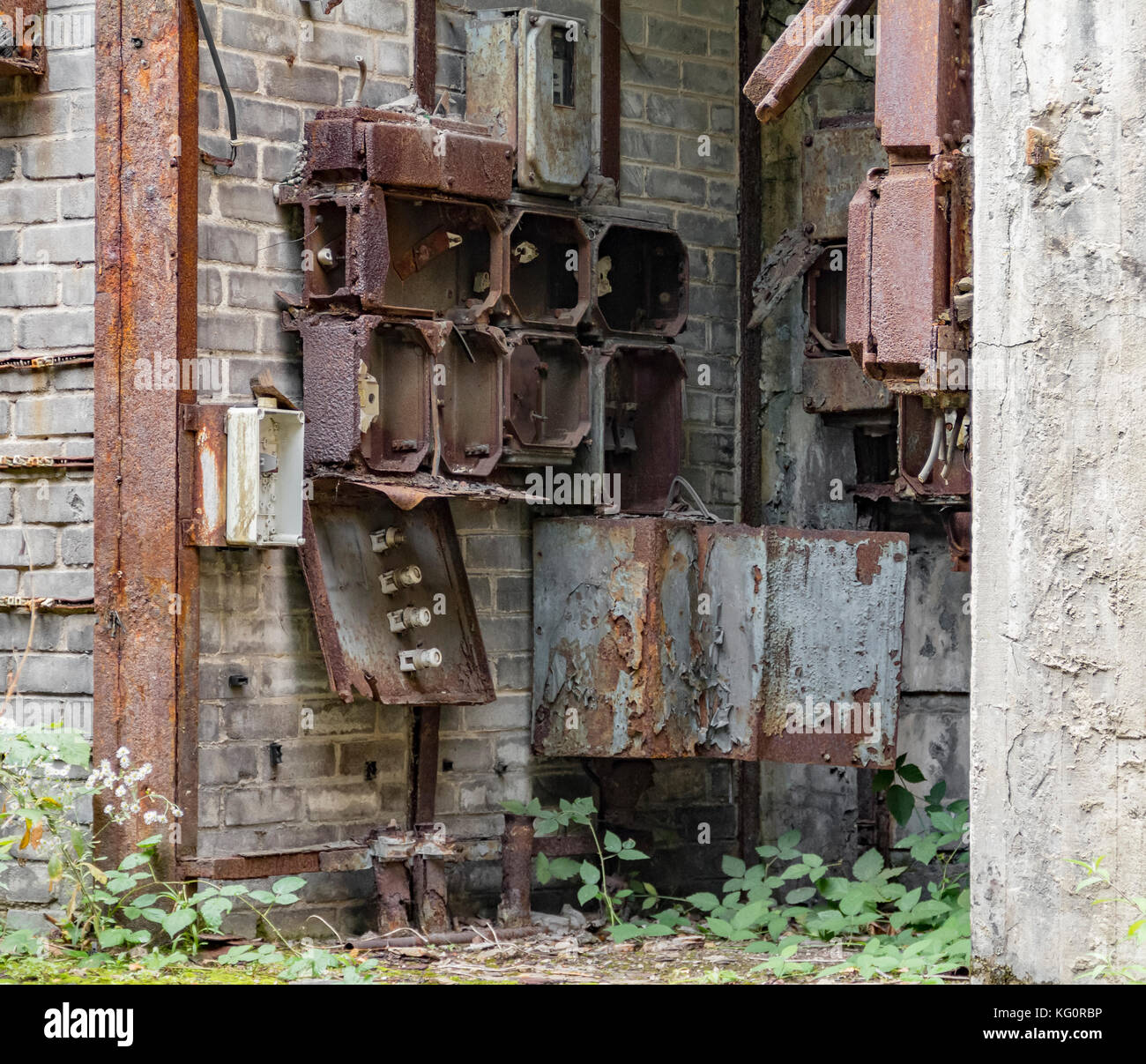 Verwitterte rusty industriellen Detail einschließlich der Alten korrodierte elektrische Schaltschränke Stockfoto