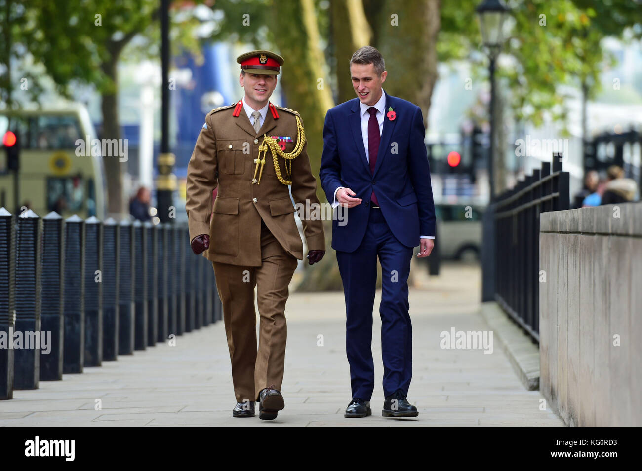 Gavin Williamson (rechts) vor dem Londoner Verteidigungsministerium, nachdem er nach dem Rücktritt von Sir Michael Fallon zum neuen Verteidigungsminister ernannt wurde, der zugab, dass sein Verhalten in dieser Rolle „unter die hohen Standards gefallen war“. Stockfoto