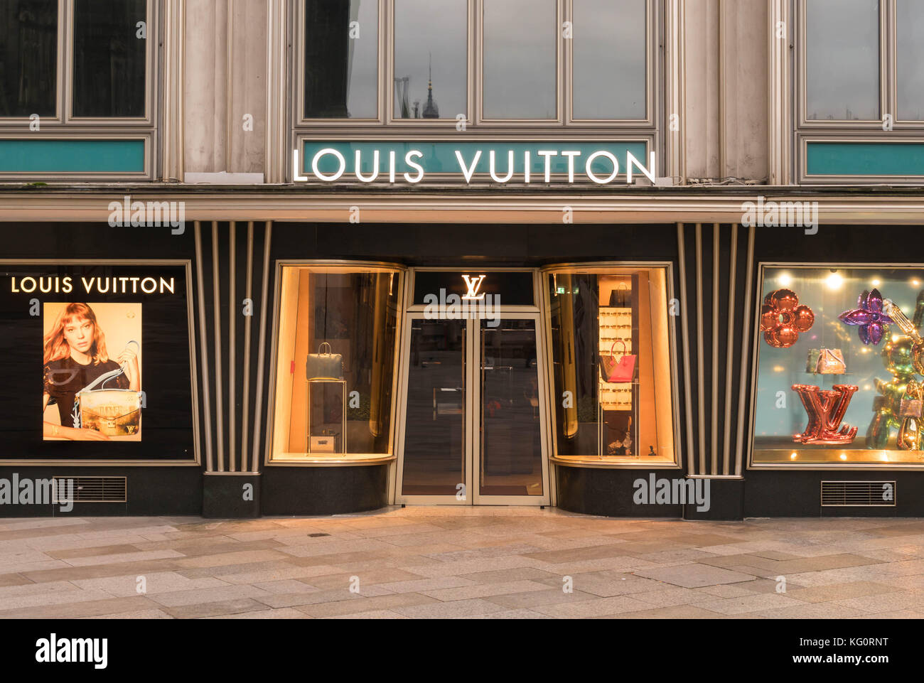 Deutschland, Köln, die Louis Vuitton Store am Balu-Gold-Haus in der Nähe  der Kathedrale. Deutschland, Koeln, der Louis Vuitton Store im  Blau-Gold-Haus ein Stockfotografie - Alamy