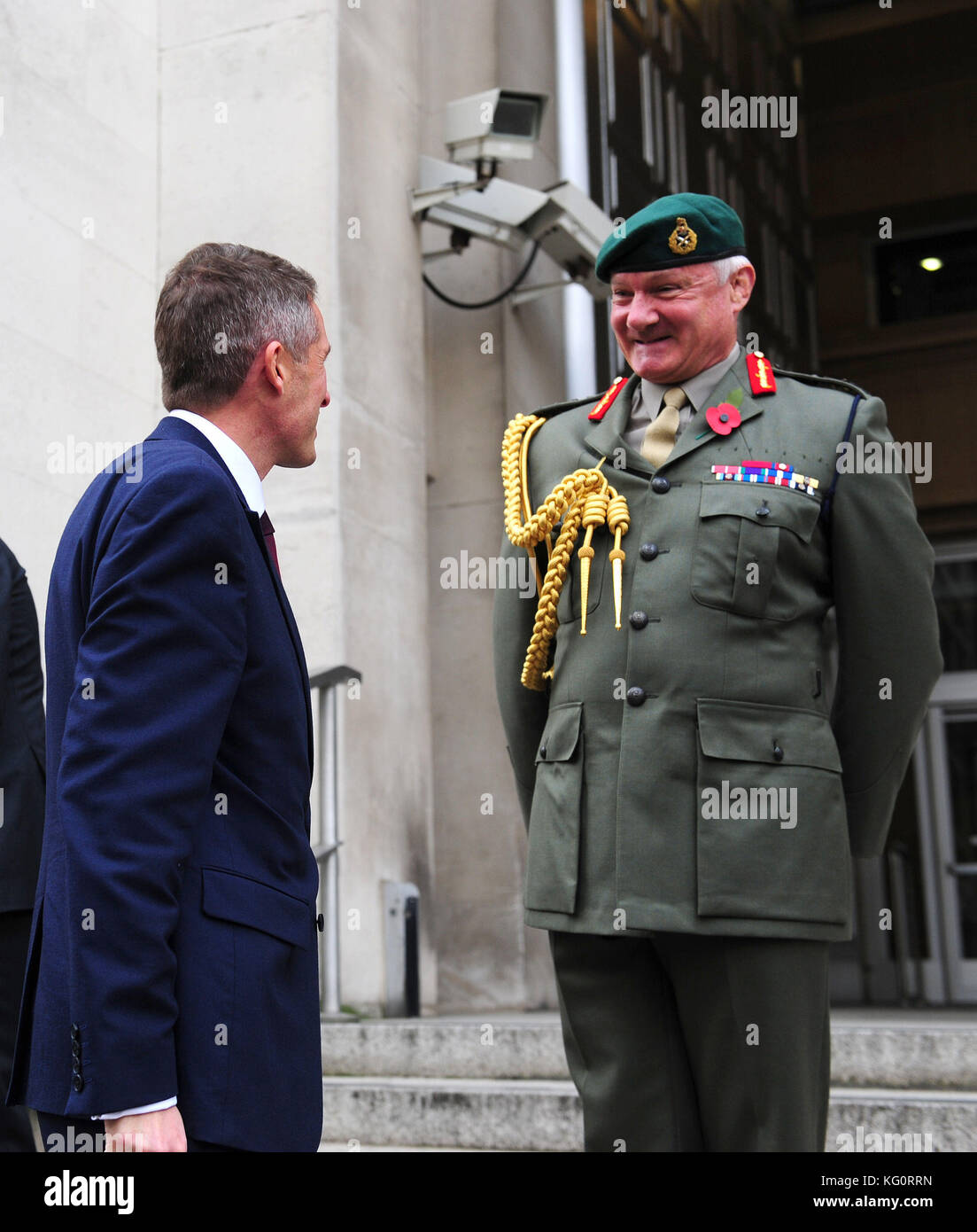 Stellvertretender Leiter des Verteidigungsstabs, General Sir Gordon Messenger, Begrüßt Gavin Williamson vor dem Londoner Verteidigungsministerium, nachdem er nach dem Rücktritt von Sir Michael Fallon zum neuen Verteidigungsminister ernannt wurde, der zugab, dass sein Verhalten in dieser Rolle "unter die hohen Standards gefallen war". Stockfoto