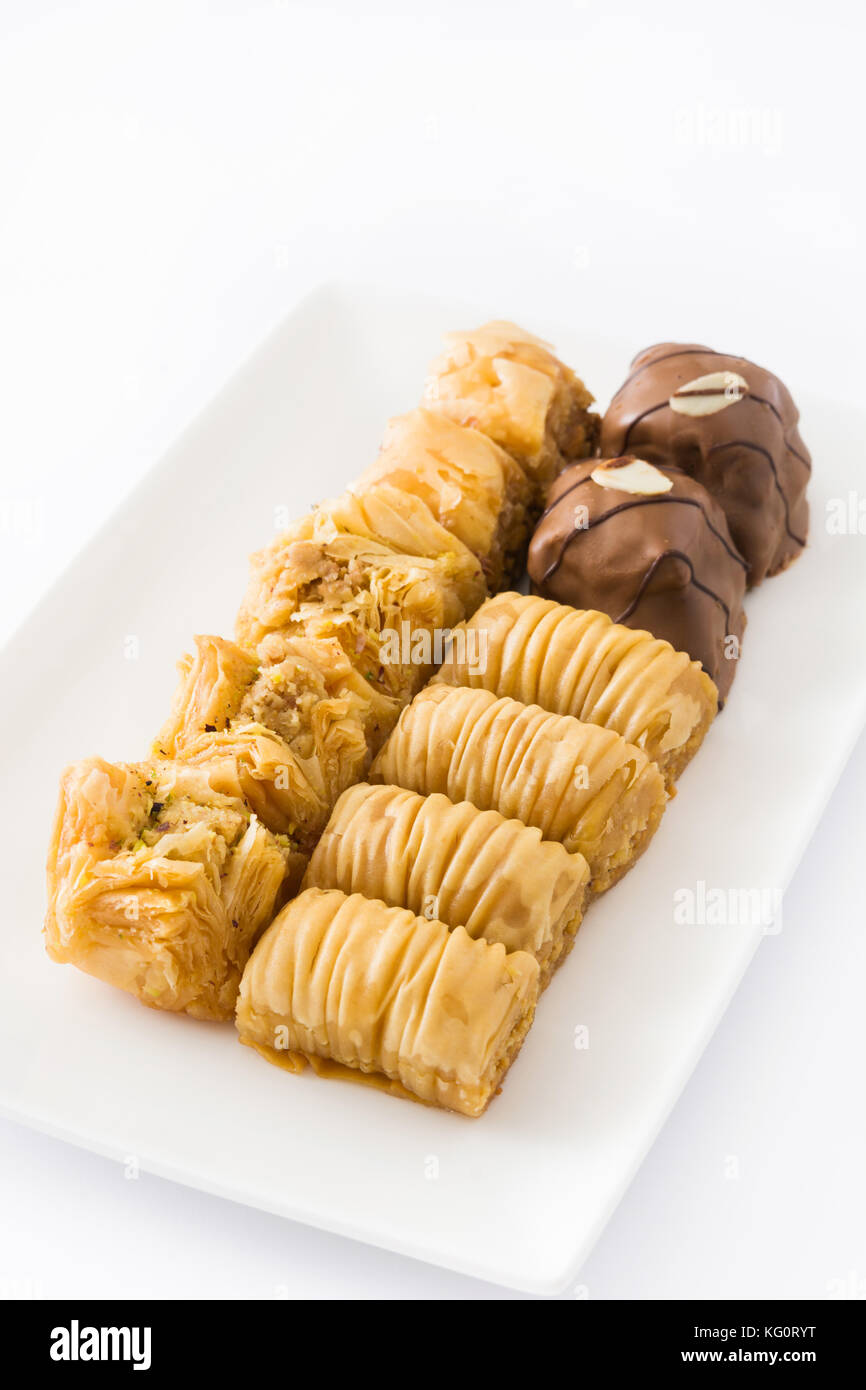 Türkische Süßspeise Baklava auf weißem Bac isoliert Stockfoto